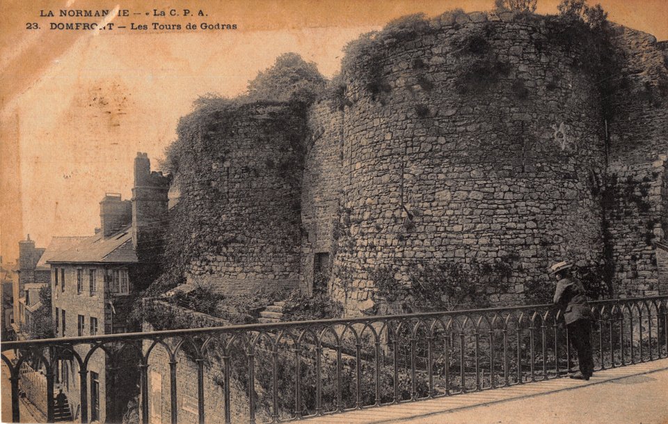23 LES TOURS DE GODRAS