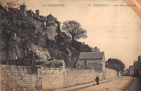10 DOMFRONT - RUE DES REMPARTS