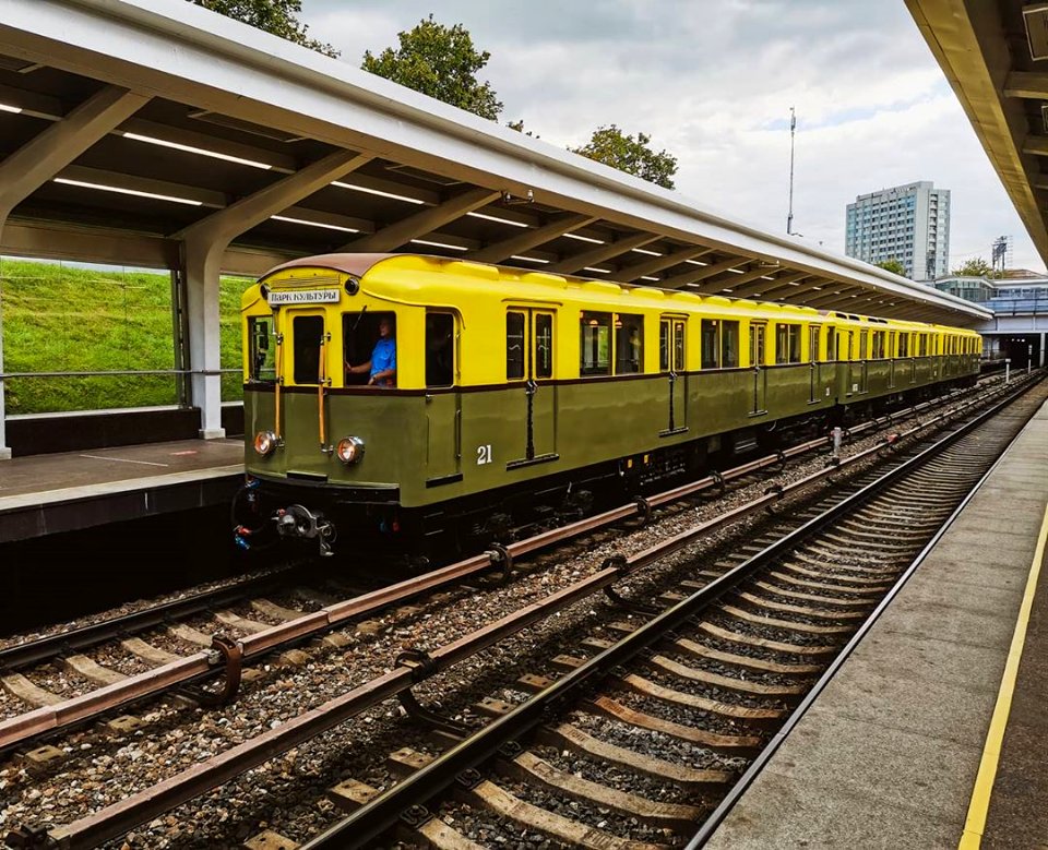 a series metro car at Fili metro station