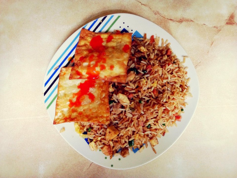Arroz chaufa con wantán frito