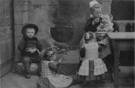 1177 CETTE BONNE SOUPE AU LAIT - COSTUMES D'ENFANTS DE QUIMPER