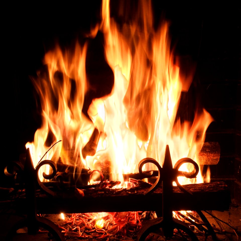 “Si le feu brûlait ma maison, qu’emporterais-je ? J’aimerais emporter le feu...” Jean Cocteau, Clair-obscur