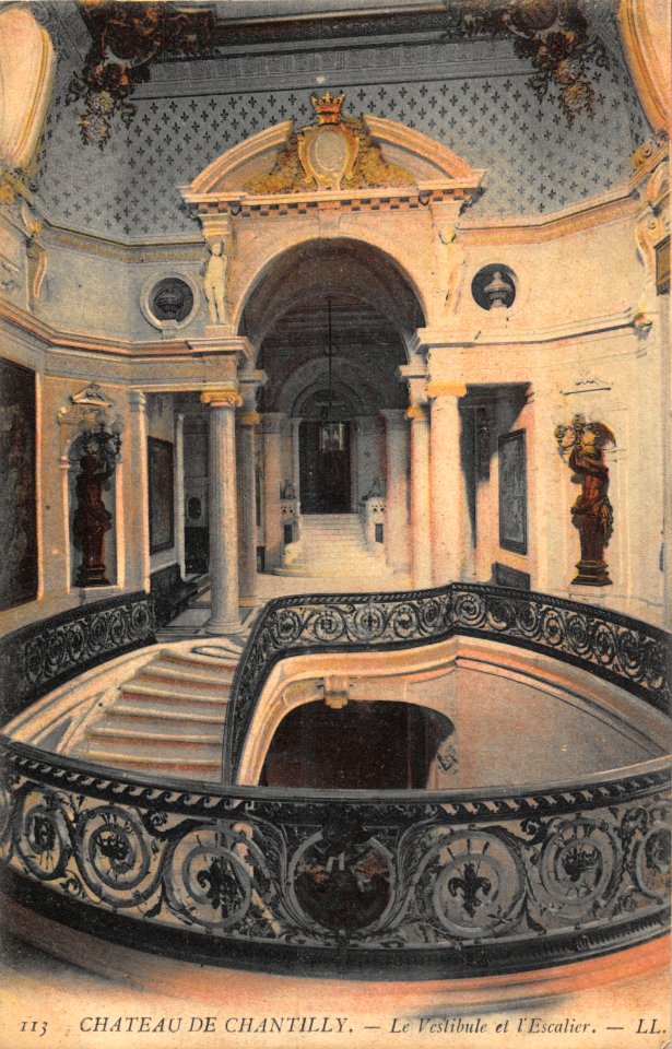 113 CHATEAU DE CHANTILLY - LE VESTIBULE ET L'ESCALIER