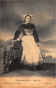 CHATEAUNEUF-DU-FAU - JEUNE FILLE