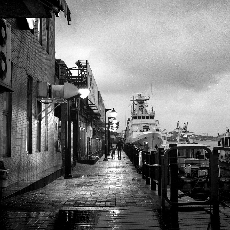Path along the Keelung harbor
