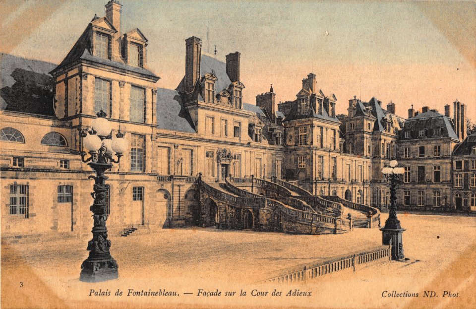 3 PALAIS DE FONTAINEBLEAU - FACADE SUR LA COUR DES ADIEUX