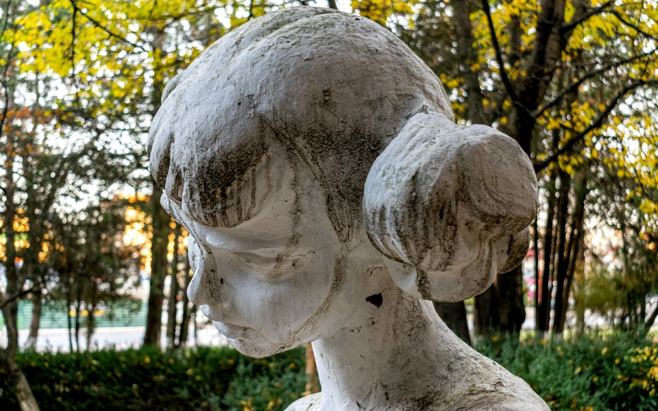Скульптура "Девушка и голуби", Бельцы, Республика Молдова / Sculptura "O fata cu porumbei", Balti, Republica Moldova / Lady With Doves Sculpture, Balti, Republic of Moldova