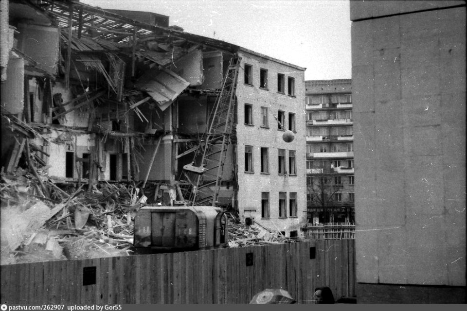 demolition of a house in Moscow
