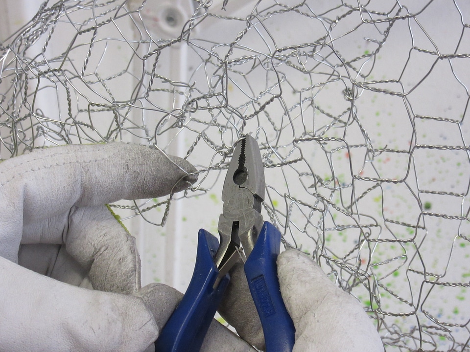 Wire sculpture bending metal