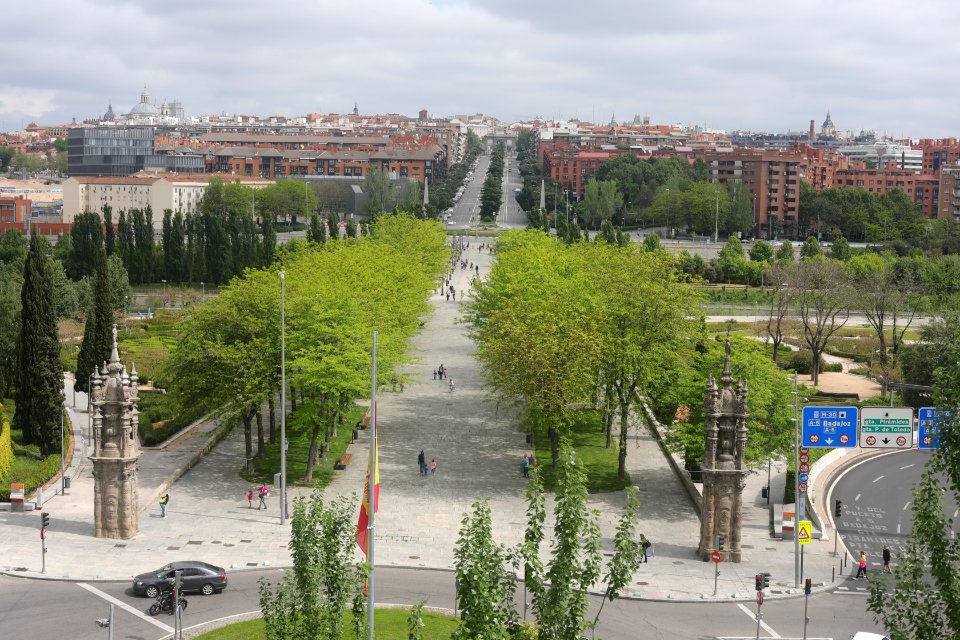 Los primeros niños en el Puente de Toledo . Madrid.