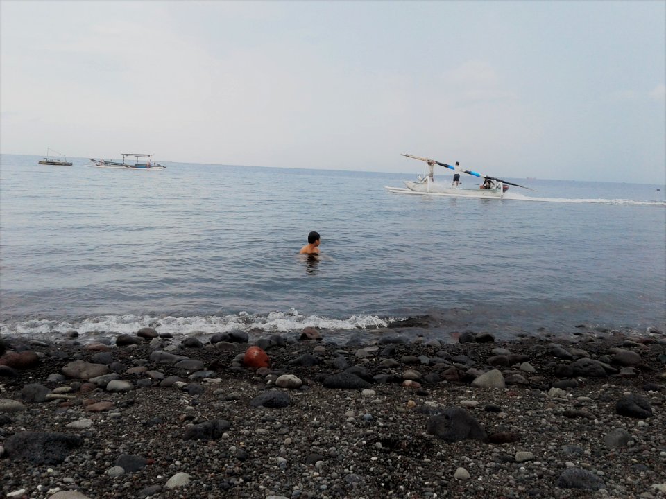 Mandi di Pantai Melasti Amed, Bali