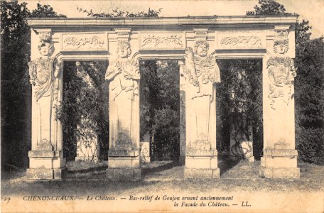 29 CHENONCEAUX - LE CHATEAU - BAS-RELIEF DE GOJON ORNANT ANCIENNEMENT LA FACADE DU CHATEAU photo