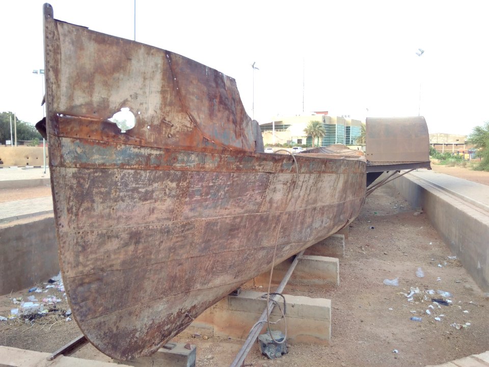 Raddampfer, für den Nil gedacht - hat leider zu viel Holz verbrannt und wurde deshalb zum Gefängnisschiff umgebaut
