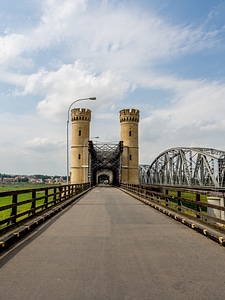 Bridge monument architecture