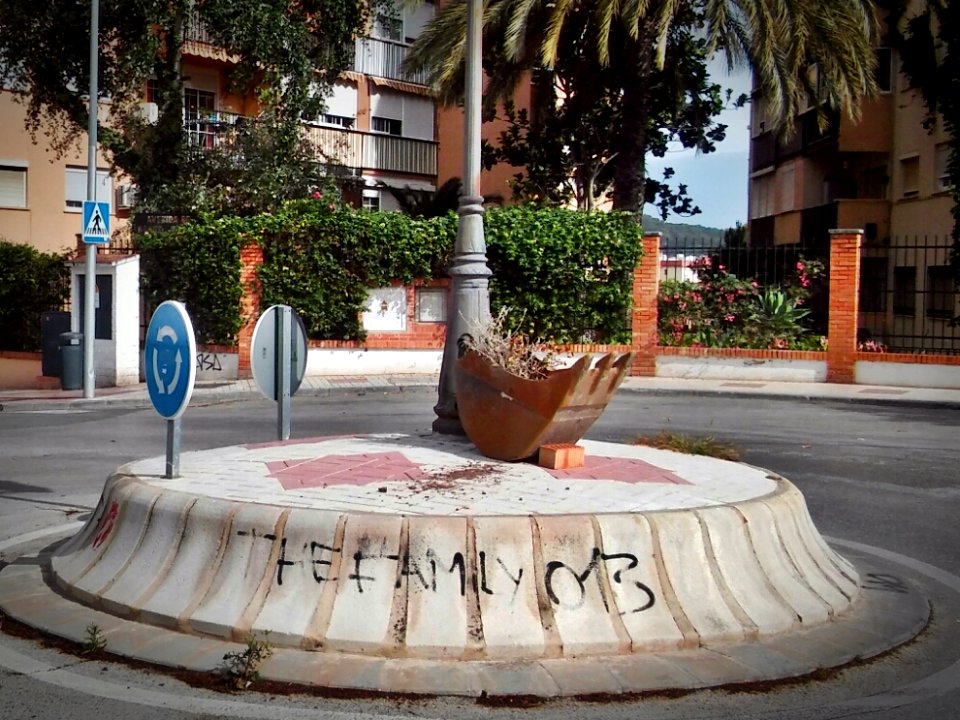 rotonda con jardinera