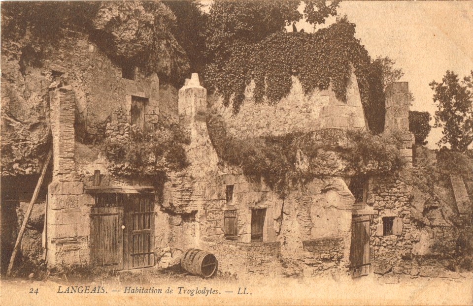 24 LANGELAIS - HABITATION DE TROGLODYTES
