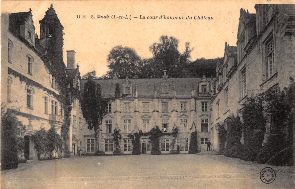 5 USSE - LA COUR D'HONNEUR DU CHATEAU