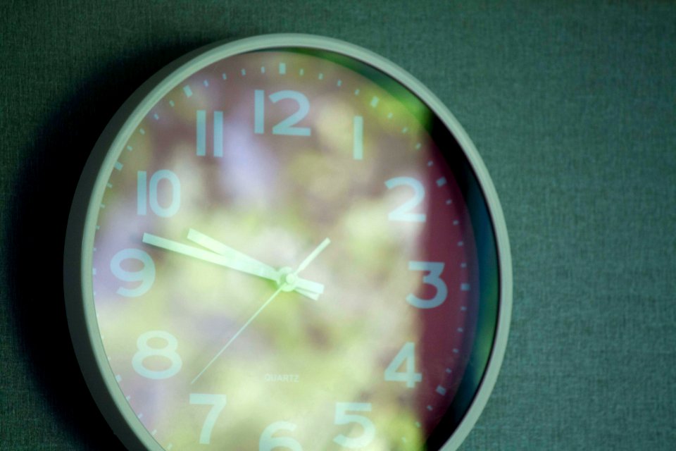 시계 반사광 오전 Clock Light Morning