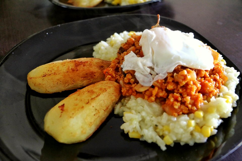 Carne de soja en salsa de tomates con huevo pochado