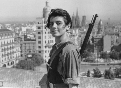 Barcellona 1936 - Miliziana repubblicana (Marina Ginestà) a Plaça Catalunya, dai tetti di quello che oggi è il centro commerciale "El Corte Inglés". Si vede il viale Portal de l'Angel che conduce alla Placeta davanti alla cattedrale.