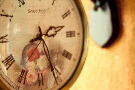 Old wall clock 낡은 벽시계