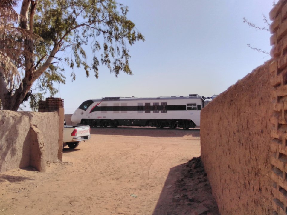 Der Zug von Khartoum nach Atbara brettert mitten durch die Dörfer
