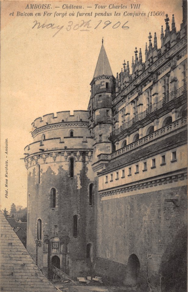4560 TOUR CHARLES VIII ET BALCON EN FER FORGE OU FURENT PENDUS LES CONJURES