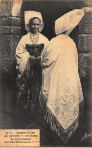 1709. JEUNES FILLES CROZON EN TENUE DE PROCESSION COIFFES BRETONNES
