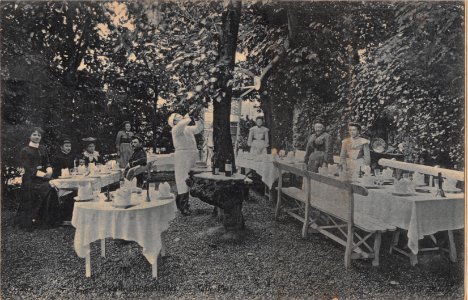 SANS TITRE - GARDEN; MEAL; SERVANTS; PREPARATION