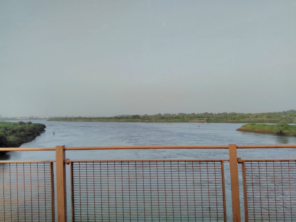Zusammenfluss von Weißem Nil (unter der Brücke) und blauem Nil (von rechts) zum Nil-Fluss (hinten)