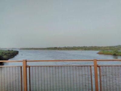 Zusammenfluss von Weißem Nil (unter der Brücke) und blauem Nil (von rechts) zum Nil-Fluss (hinten)