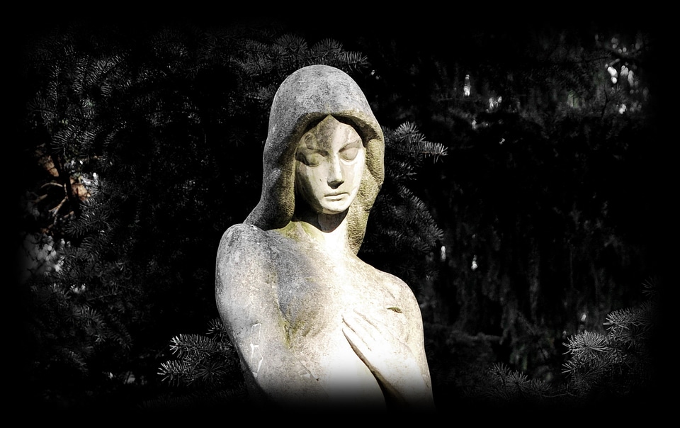 Woman monument memento