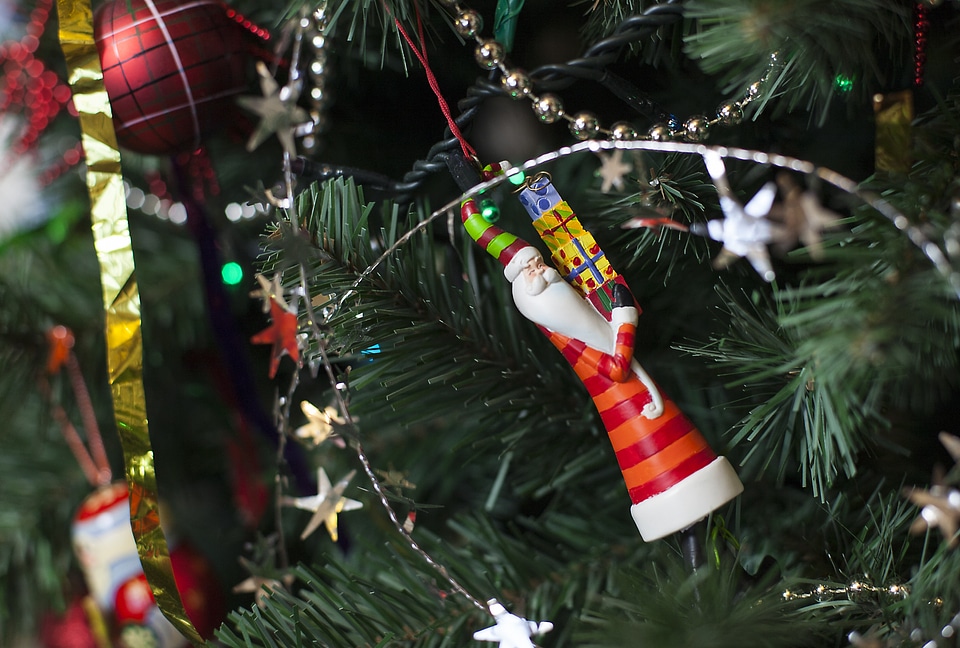 Holiday christmas tree toy swag