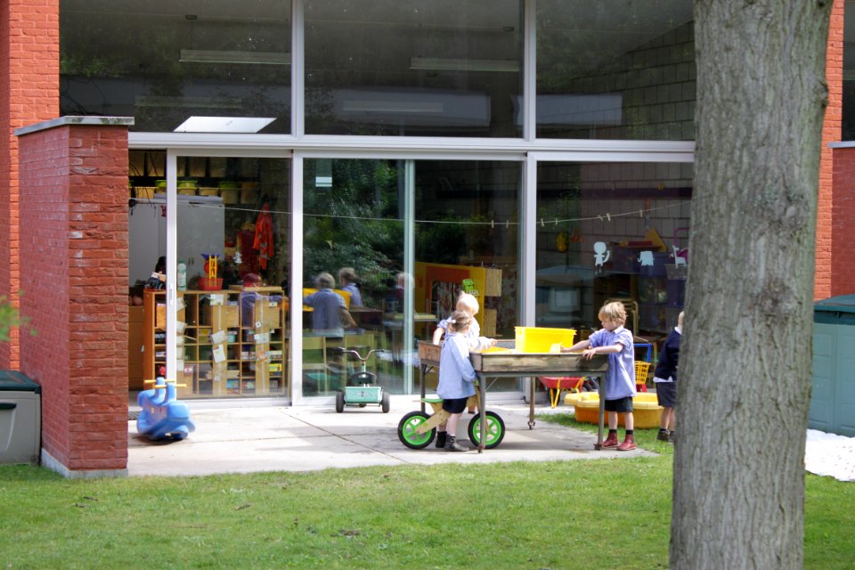 Eurodal op schoolplein Sint Lutgardis in Schoten