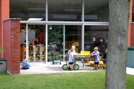 Eurodal op schoolplein Sint Lutgardis in Schoten photo
