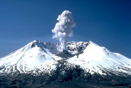 057MSH82 st helens plume from harrys ridge 05-19-82 resize