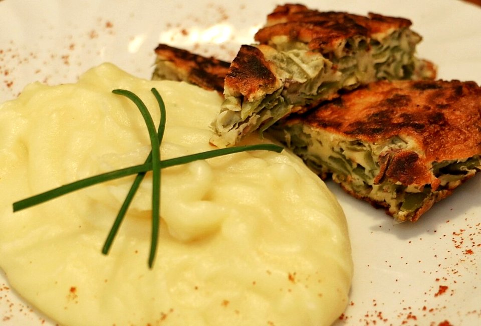 Tortilla de verduras con puré de papas