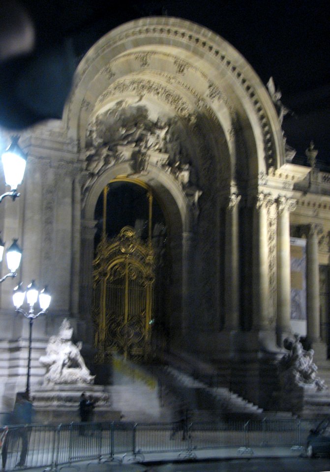 ghostly arch, Paris