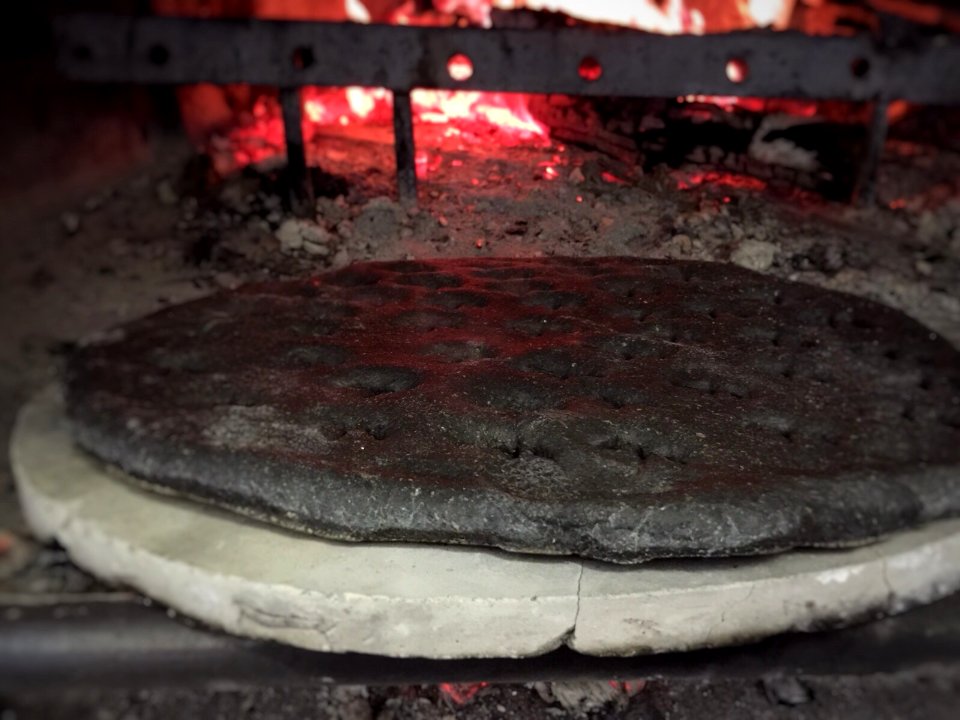 Torta al testo al carbone vegetale