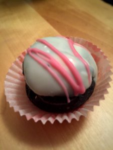 Bignè al carbone vegetale ripieno di crema chantilly alla fragola