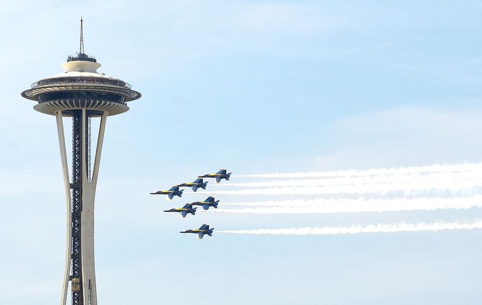 Space needle teamwork aerobatic