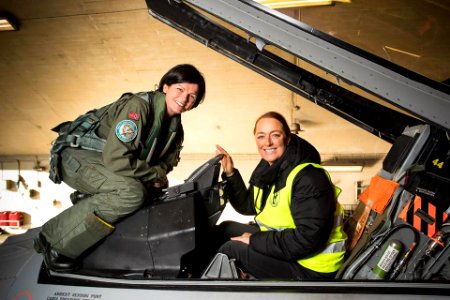 Norway's Female F-16 Fighter Pilot Marianne Mjelde Knutsen (Norges kvinnelige jagerflyger) photo