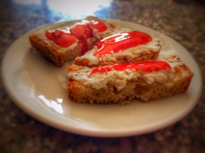 Bruschette con ricotta e gelatina piccante di melagrane fatta in casa