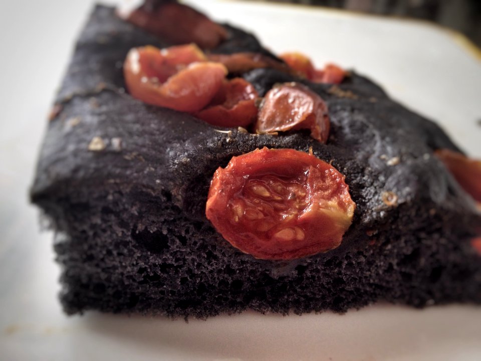 Schiacciata al carbone vegetale e pomodorini