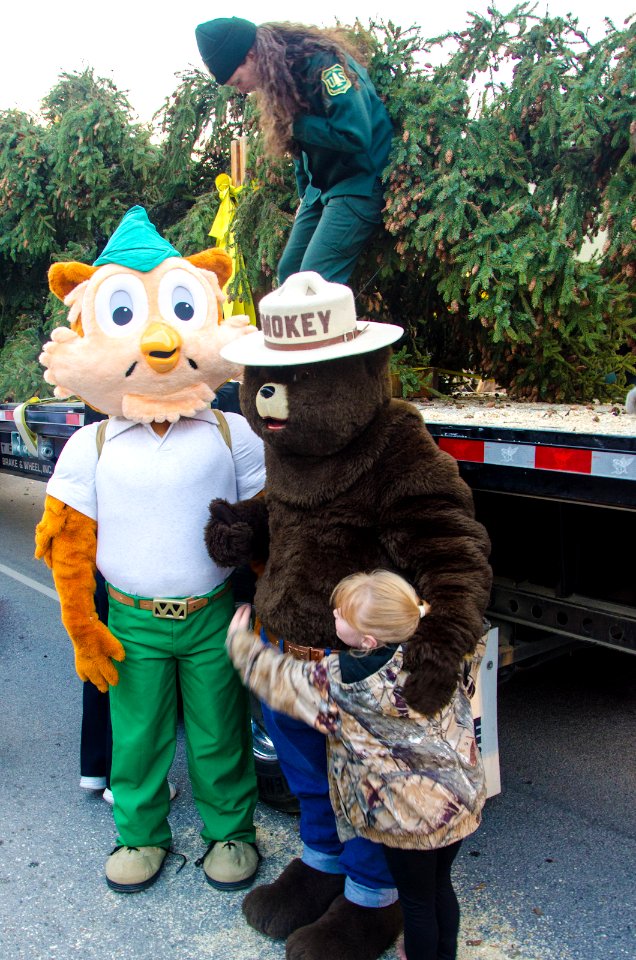 2013 Capitol Christmas Tree- Smokey, Woodsy and Child