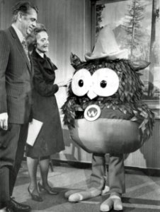 Ag Secretary Cliff Hardin & Wife Meet Woodsy 9-16-1971