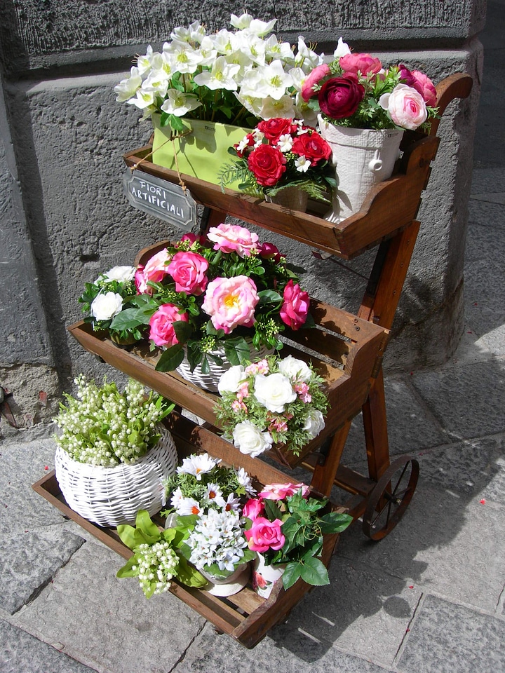 Vase decoration road