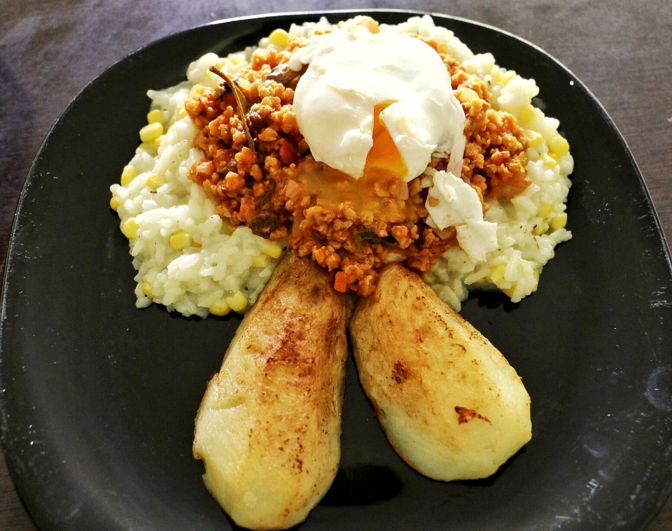 Carne de soja en salsa de tomates con huevo pochado