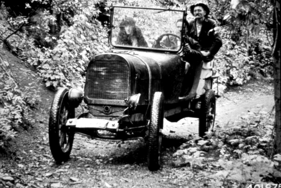 401975 Narrow Car on Narrow Road, Okanogan NF, WA c1930