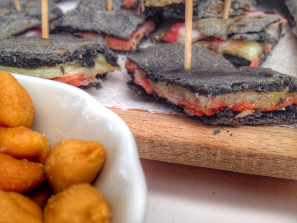 Torta al testo al carbone vegetale con caciotta fusa e pancetta di cinta senese